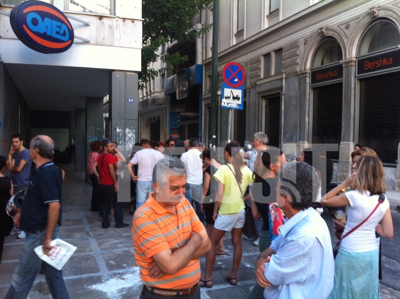 Εργαζόμενοι και πολίτες που περιμένουν να εξυπηρετηθούν έξω απο τα γραφεία του ΟΑΕΔ