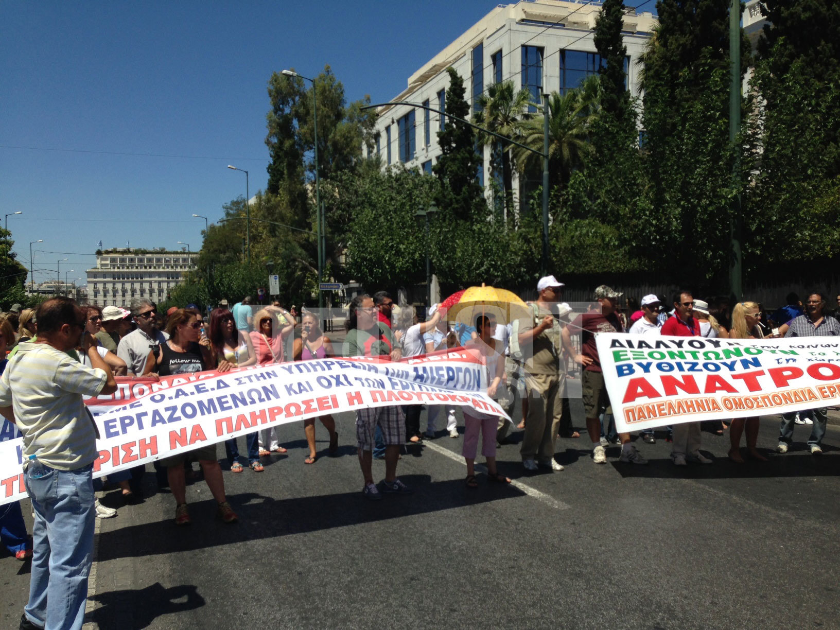 Έξω από το υπουργείο Διοικητικής Μεταρρύθμισης ΦΩΤΟ NEWSIT