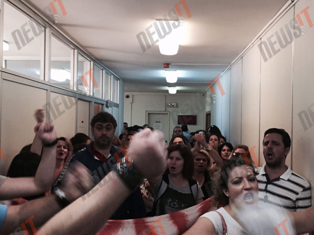 “Ντου” συμβασιούχων του ΟΑΕΕ στο υπουργείο Εργασίας – “Δεν φεύγουμε αν δεν γίνουμε καθαρίστριες!” λένε στο NewsIt