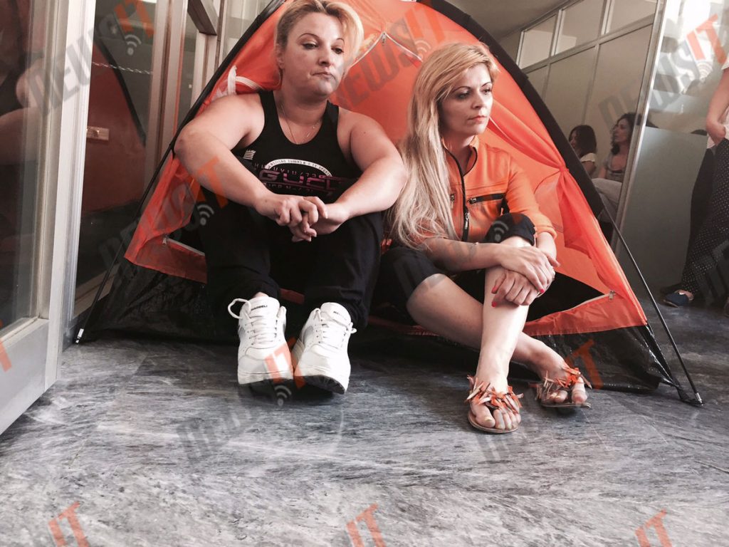 Έστησαν σκηνές έξω από το γραφείο του Στρατούλη οι πρώην συμβασιούχοι του ΟΑΕΕ – Τι απάντησε μέσω ΕΡΤ ο υπουργός