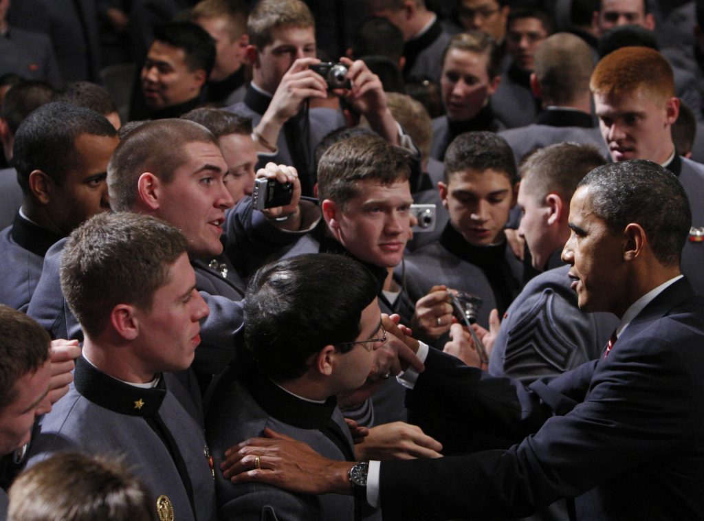 Ο πρόεδρος Ομπάμα στην στρατιωτικη ακαδημία Ουέστ Πόιντ μετά το διάγγελμα. ΦΩΤΟ REUTERS