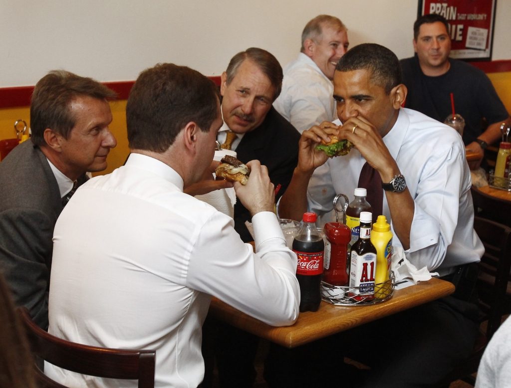 Ο Μπάρκα Ομπάμα και ο Ντιμίτρι Μεντβέντεφ απολαμβάνουν το χάμπουργκερ τους. ΦΩΤΟ REUTERS
