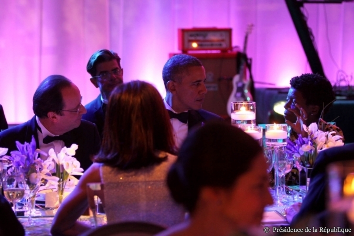Η αμηχανία… “καλεσμένη” στο δείπνο Ομπάμα – Ολάντ (ΦΩΤΟ, VIDEO)
