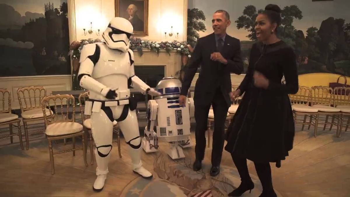 Ο Μπαράκ Ομπάμα προσπαθεί να… χορέψει με τον R2D2 και τη Μισέλ (VIDEO)