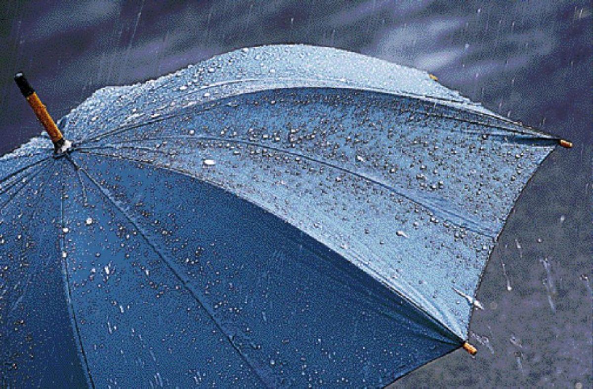 Καβάλα: Aντί για κουκούλα.. “φόρεσε” ομπρέλα!