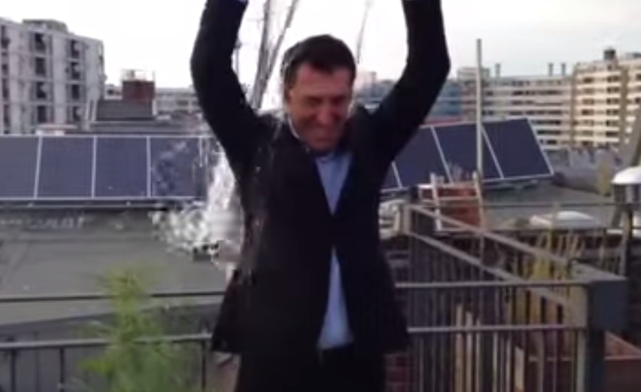 Ice bucket challenge δίπλα από… κάνναβη έκανε πολιτικός! (ΒΙΝΤΕΟ)