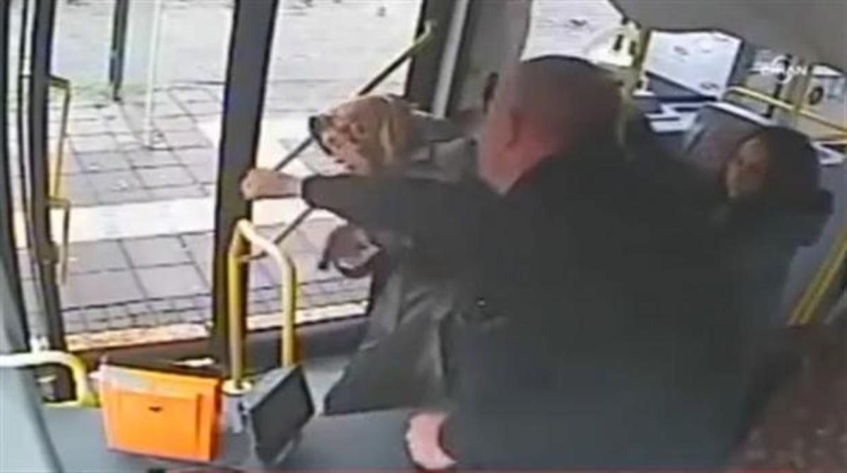 Οδηγός λεωφορείου φτύνει και ρίχνει μπουνιές σε ηλικιωμένη! (video)