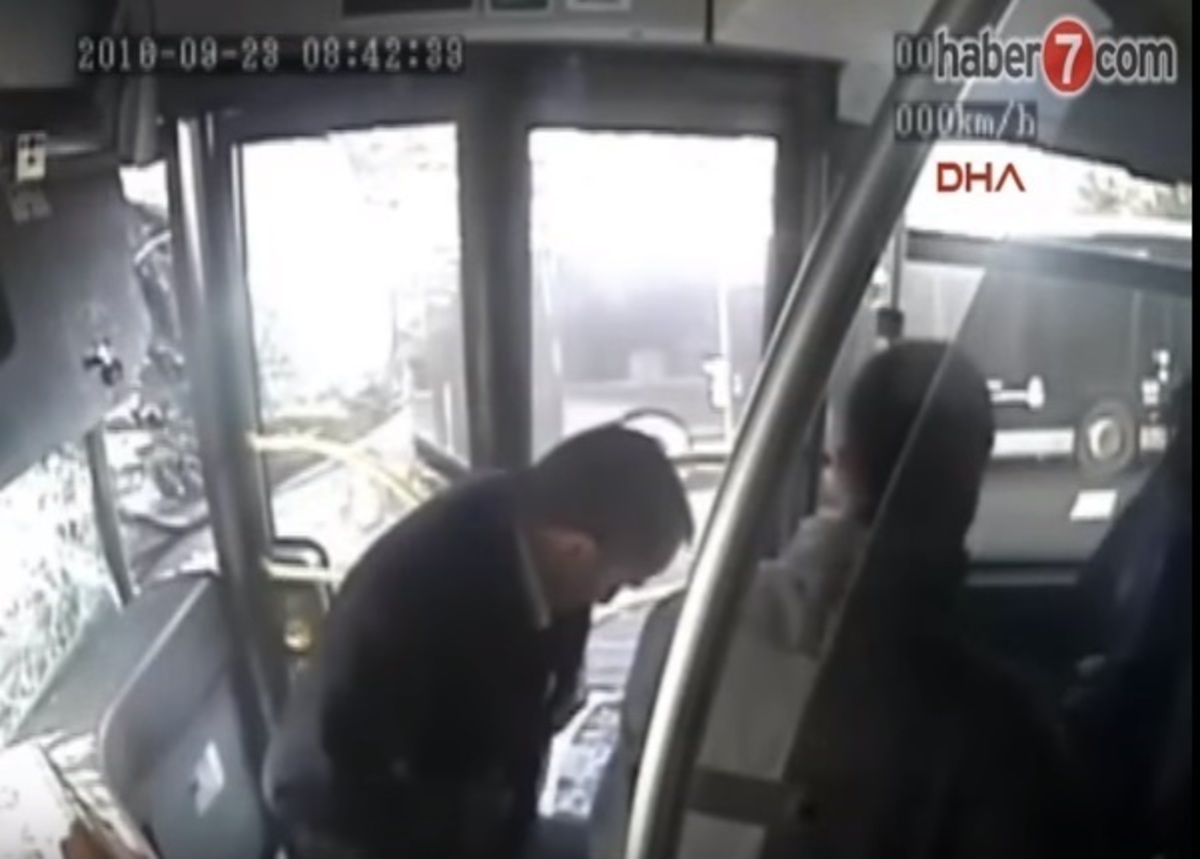 11 τραυματίες σε μετωπική λεωφορείων! Επιβάτης χτύπησε τον οδηγό με ομπρέλα [vid]