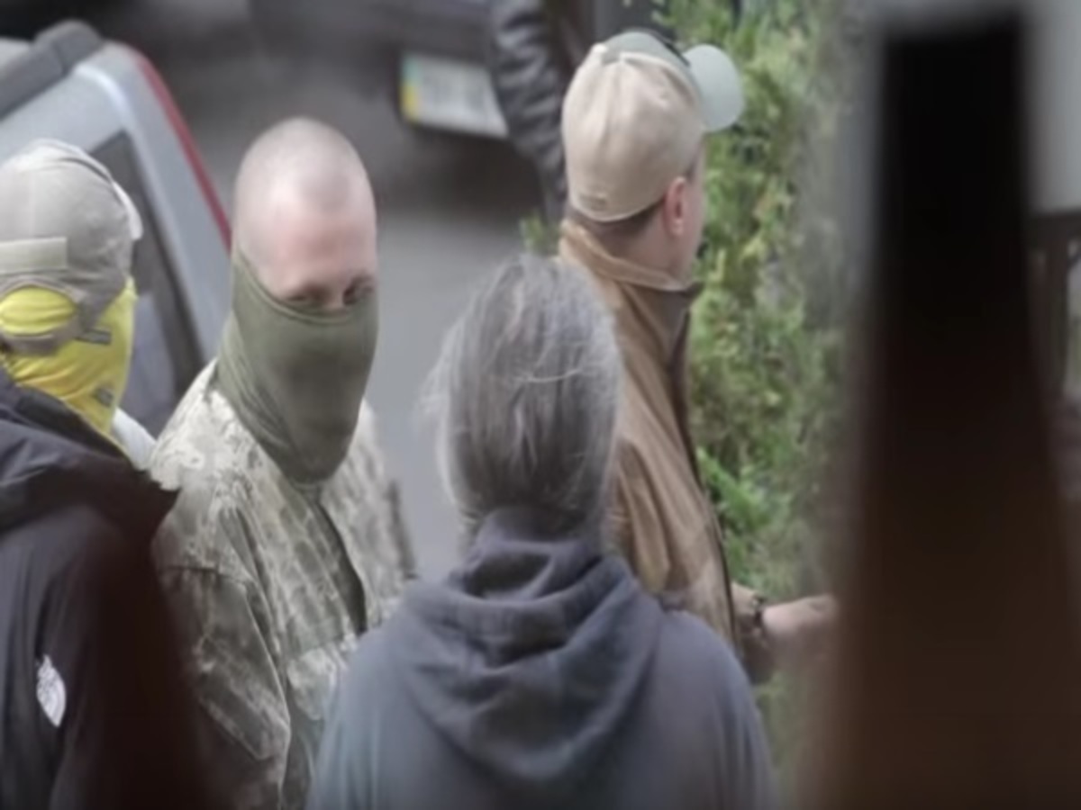Ουκρανοί ακροδεξιοί προπηλάκισαν Βαλαβάνη και Ήσυχο! ΒΙΝΤΕΟ