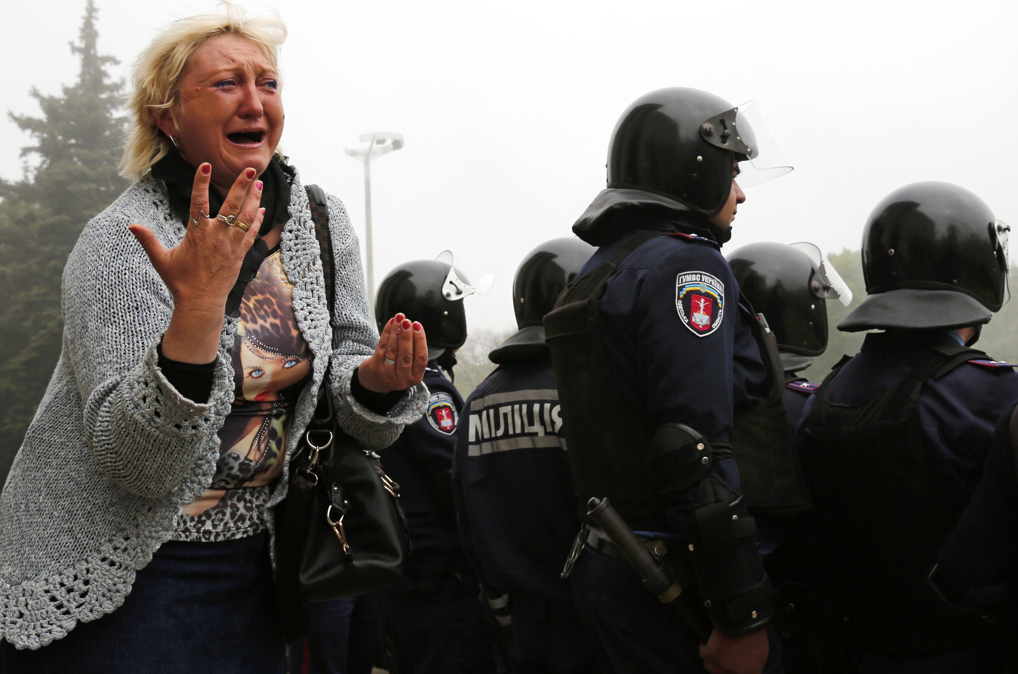 Η φρίκη του εμφυλίου σαρώνει την Ουκρανία – ΠΡΟΣΟΧΗ! ΣΚΛΗΡΕΣ ΕΙΚΟΝΕΣ μέσα από το κτίριο που πυρπολήθηκε στην Οδησσό