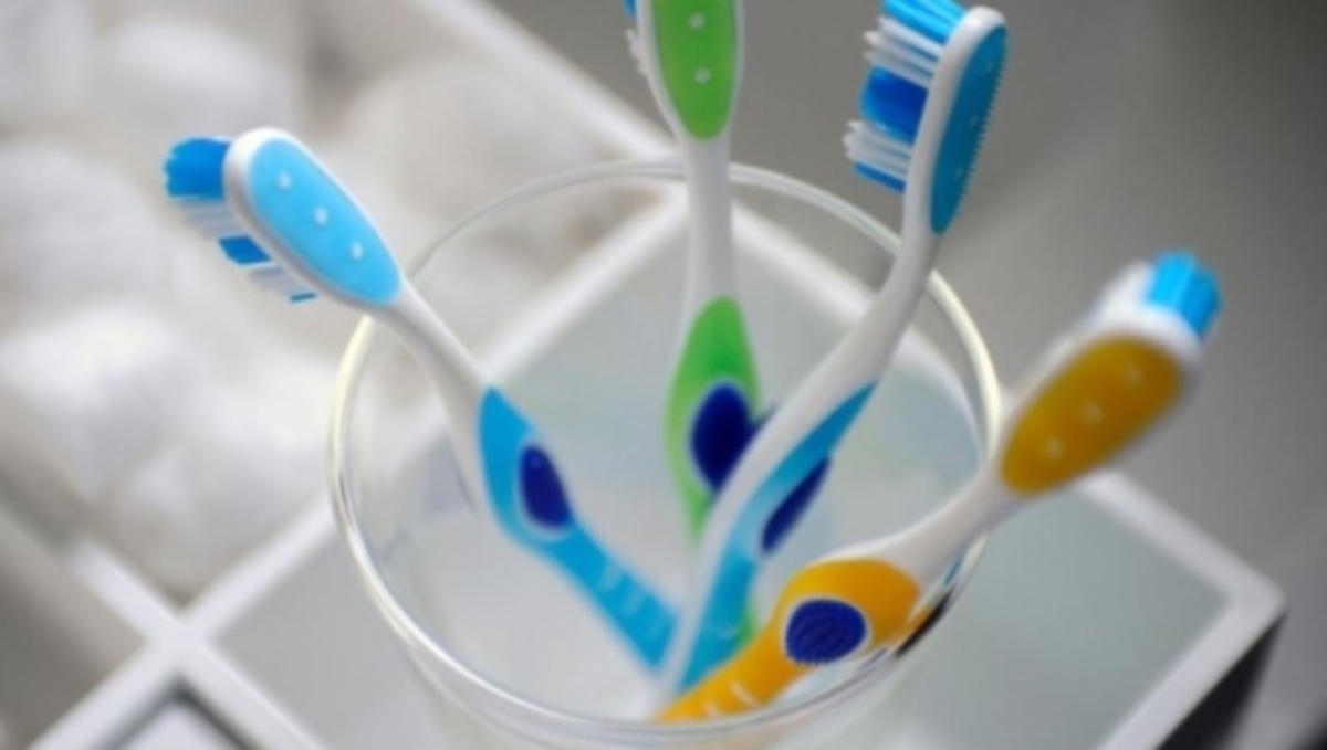 Ο… αποκρουστικός κίνδυνος από τις οδοντόβουρτσες στο μπάνιο