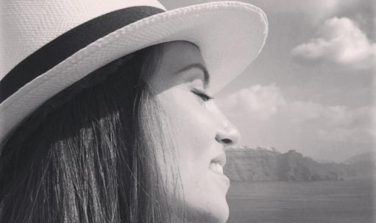 Αθηνά Οικονομάκου: Ερωτευμένη στη Σαντορίνη!