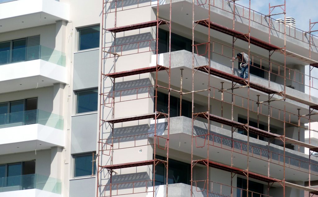 Πάνω από 50% η πτώση στο ρυθμό έκδοσης οικοδομικών αδειών. ΦΩΤΟ ΑΡΧΕΙΟΥ