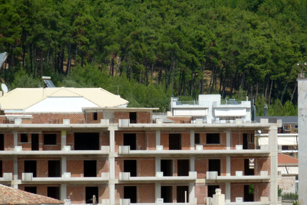 5.000 εργαζόμενοι θα δουν “ψαλίδι” 18% στους μισθούς τους με τη νέα κλαδική στις κατασκευαστικές