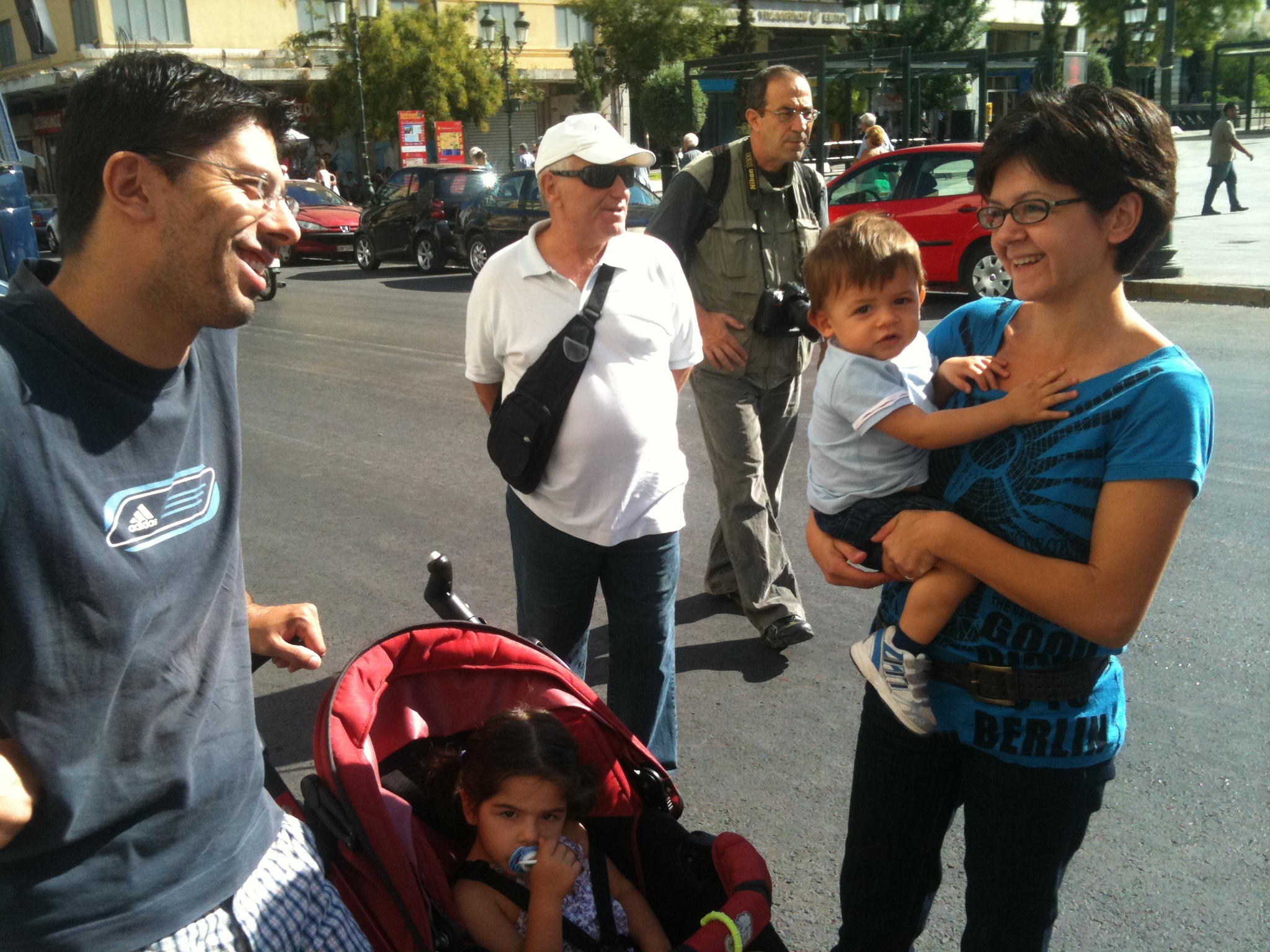 Οικογένεια Αχτύπα στο Newsit: “ Χάνουμε έναν μισθό επειδή δεν πήραν τα παιδιά μας στον παιδικό σταθμό Γλυφάδας”