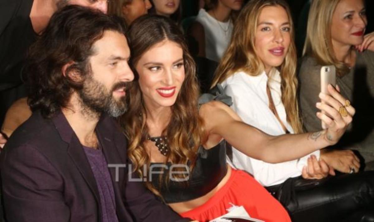 Δείτε τη στιγμή που η Αθηνά Οικονομάκου βγάζει selfies με τον σύντροφό της