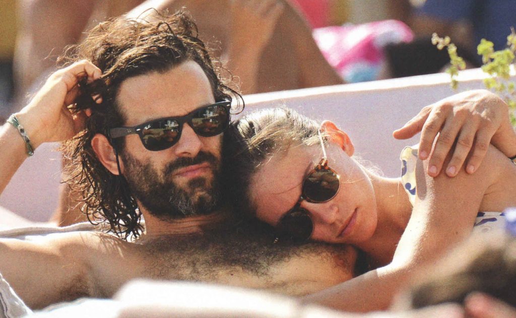 Αθηνά Οικονομάκου: Η παρέα του «Παρα Πέντε» και τα καυτά φιλιά στη Μύκονο (φωτό)