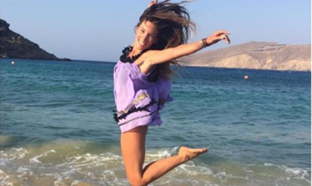 Βουτιές και βόλτες στις παραλίες της Μυκόνου κάνει η Αθηνά Οικονομάκου! Video