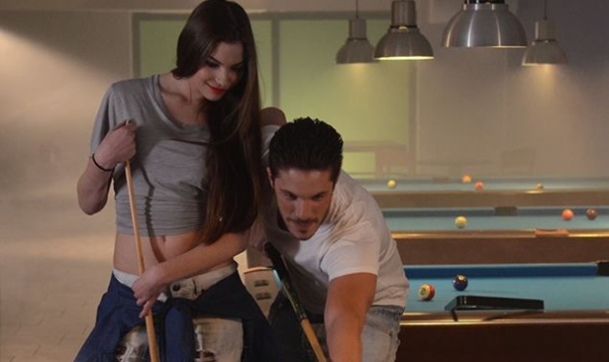 Ο Νίκος Οικονομόπουλος ποζάρει με μελαχρινή καλλονή στο πλευρό του