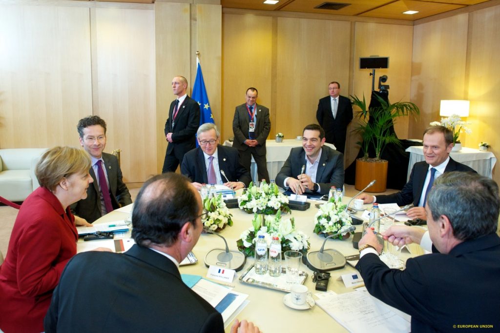 Ραγδαίες εξελίξεις ενώ είναι σε εξέλιξη η κρίσιμη σύσκεψη – Έκτακτο Eurogroup και σκληρή κριτική Γιούνκερ στον Τσίπρα