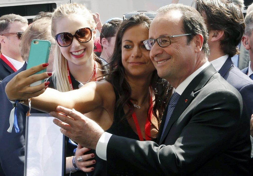Η selfie του Φρανσουά Ολάντ με αιθέρια ύπαρξη