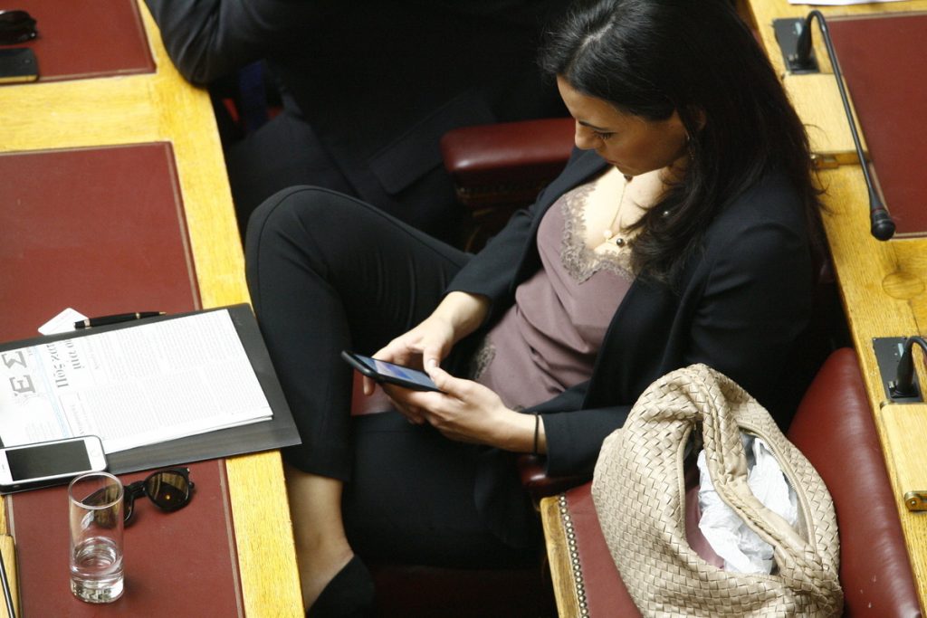 Ανάβει φωτιές η Όλγα Κεφαλογιάννη και μέσα στη Βουλή – ΦΩΤΟ