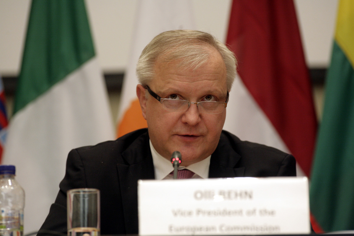 Όλι Ρεν: «Είναι νωρίς να συζητάμε για τρίτο πρόγραμμα για την Ελλάδα»