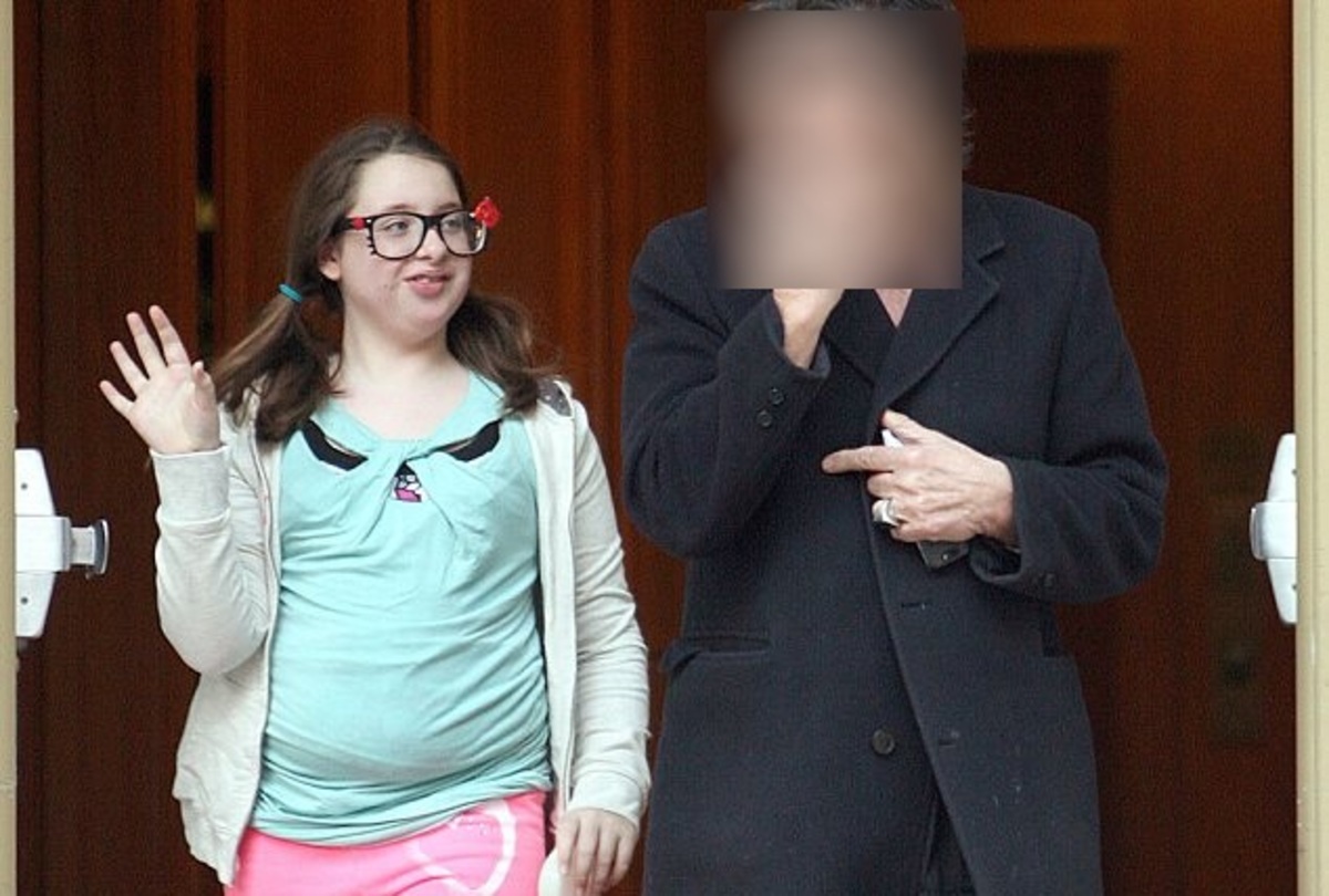 Και όμως, είναι κόρη γοητευτικού ηθοποιού και πανέμορφης καλλονής