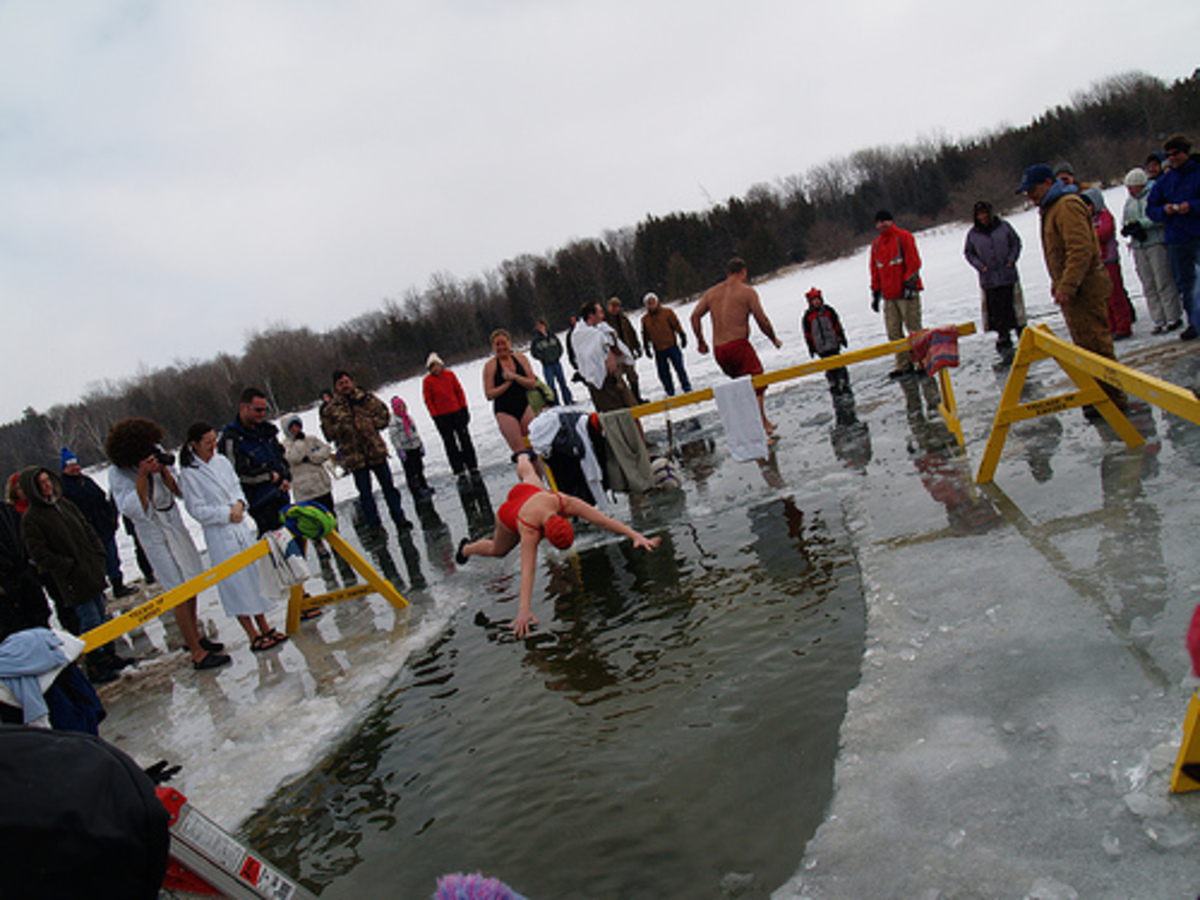 Πρωτοχρονιάτικο ραντεβού 30.000 Ολλανδών στα παγωμένα νερά