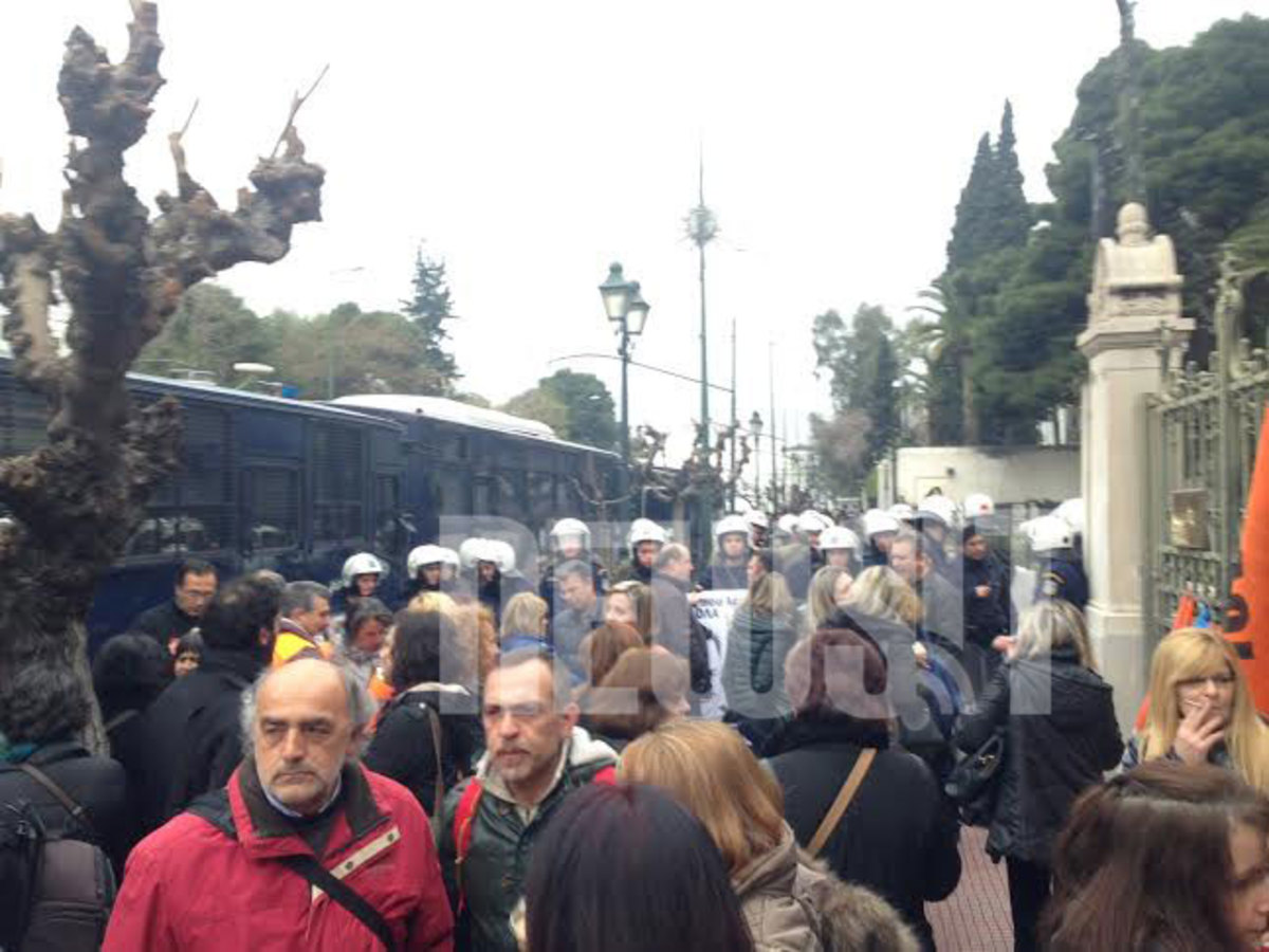 Ένταση και χημικά έξω από το Διοικητικής Μεταρρύθμισης – Επεισόδια ΟΛΜΕ – ΜΑΤ – Προσαγωγές συνδικαλιστών