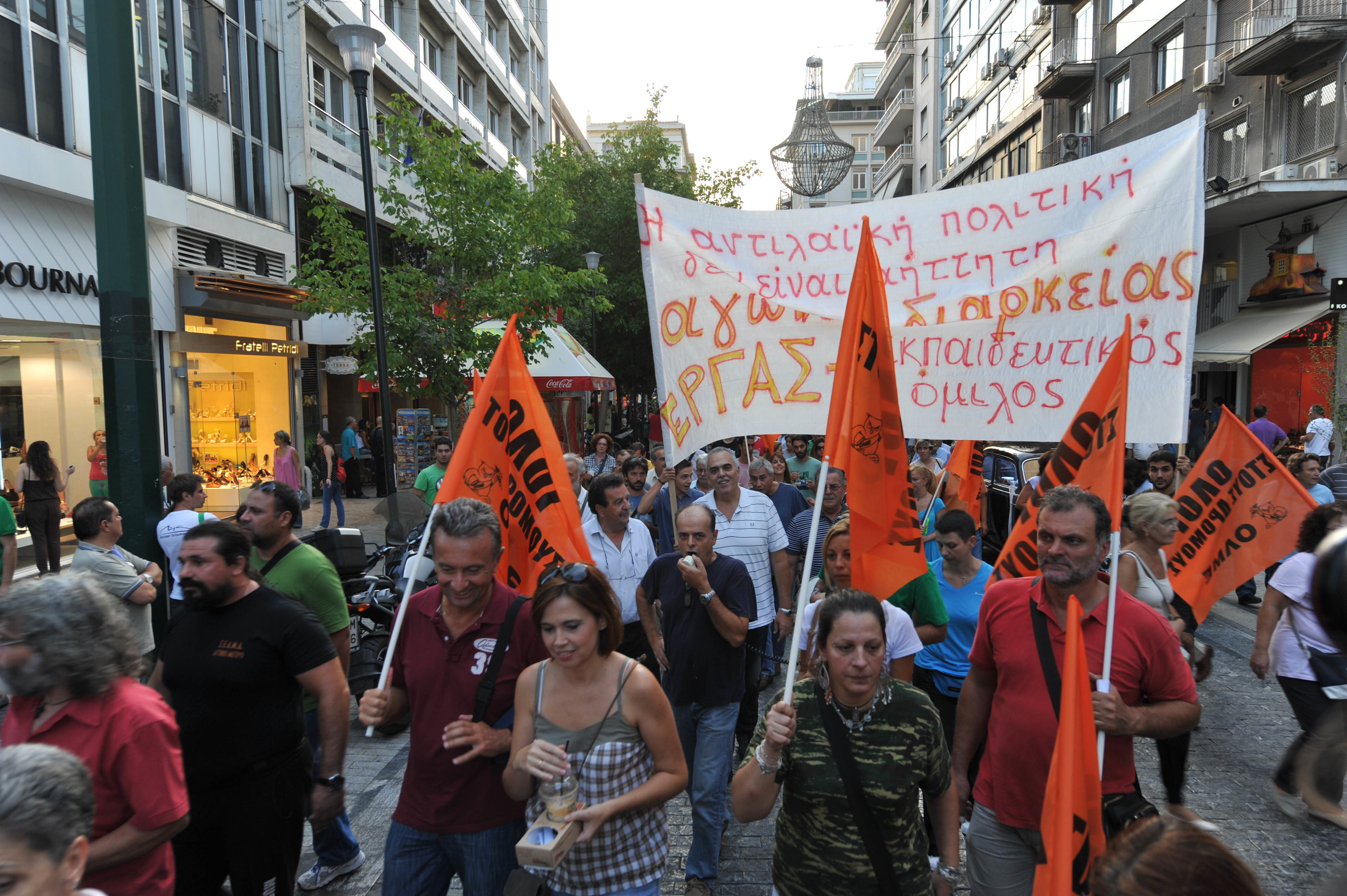 Με “απεργιακό τσουνάμι” απειλούν οι εκπαιδευτικοί – Αποφασίζουν οι δάσκαλοι για τις κινητοποιήσεις τους