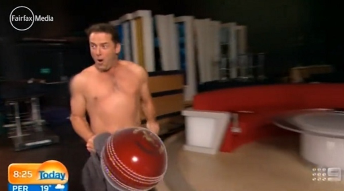 Βγήκε ολόγυμνος στο πλατό της εκπομπής του κι έγινε χαμός! – ΒΙΝΤΕΟ