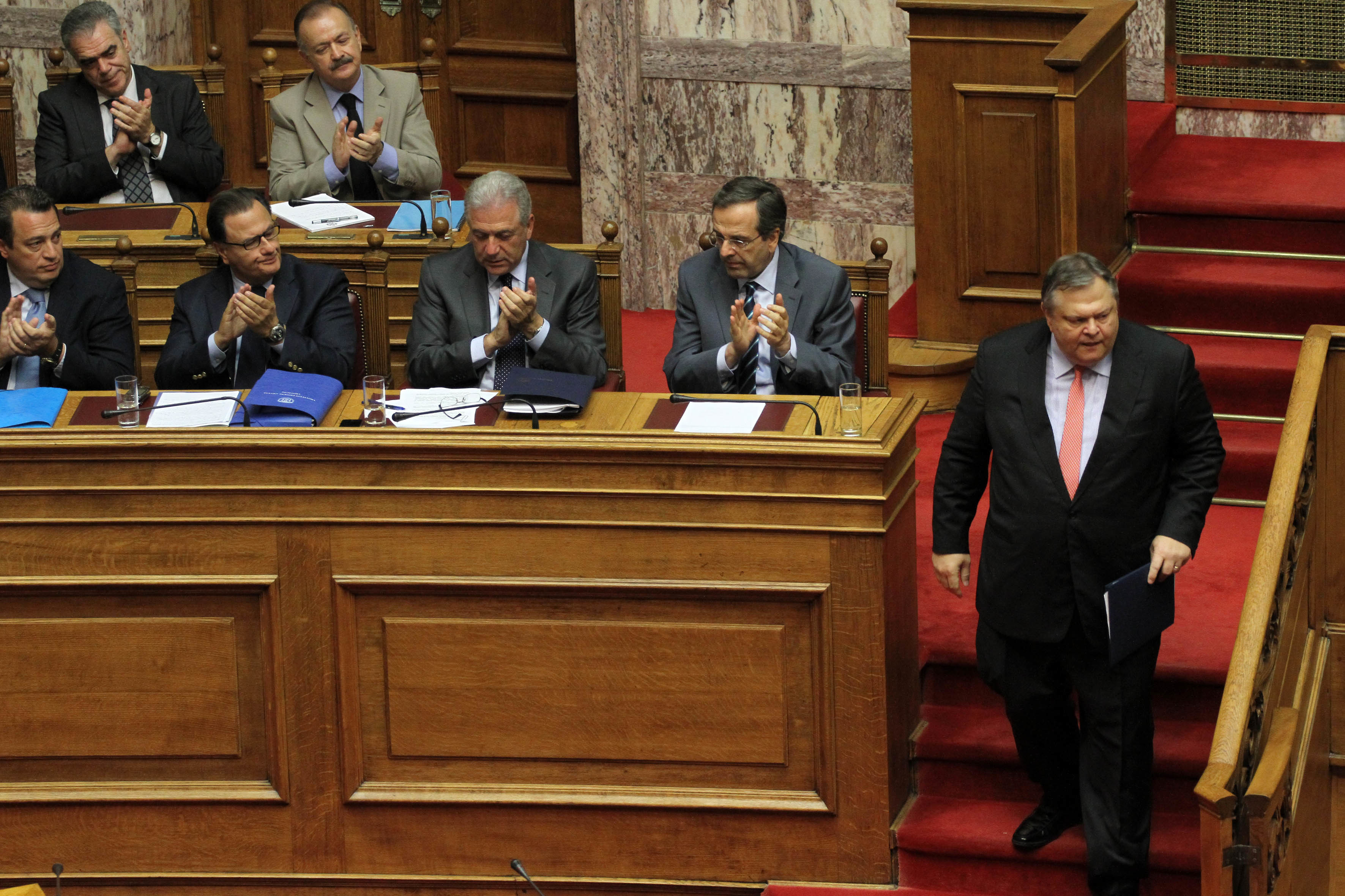 Ώρα μηδέν για την κυβέρνηση και τη χώρα – Κρίνεται η συνοχή της κυβέρνησης και στο βάθος… δεσμευμένος λογαριασμός αντί για δόση