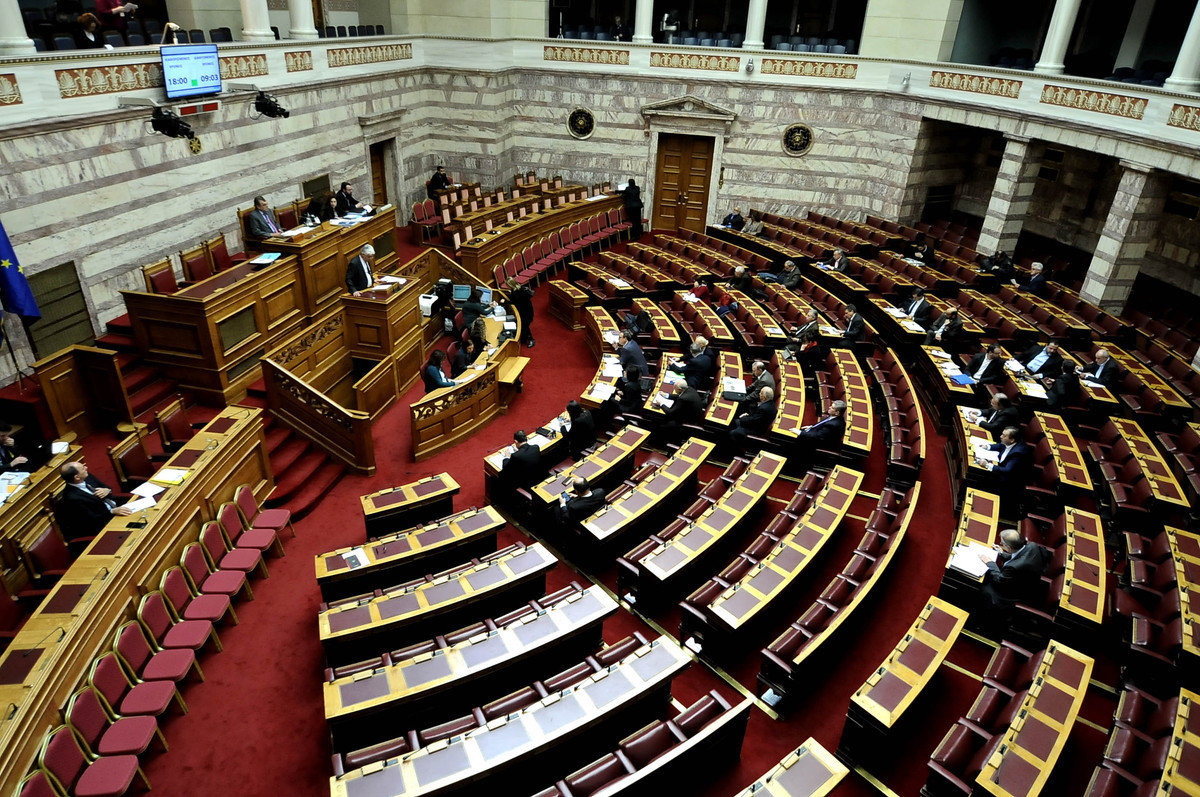 Κατατέθηκε στην Βουλή η τροπολογία για τις τηλεοπτικές άδειες – Ποιος θα ορίζει τον αριθμό των αδειών