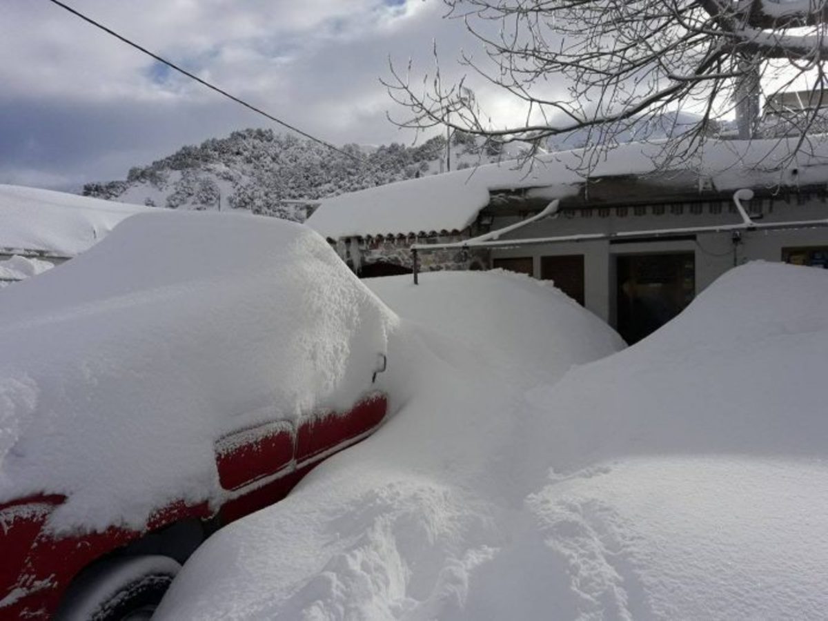 Καιρός: Ποια Ελβετία; Δυο μέτρα το χιόνι στον Ομαλό! [pics]