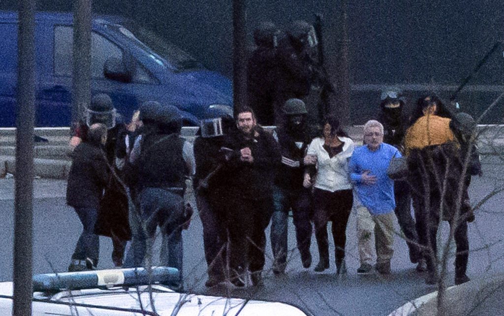 Η στιγμή που η μια από τους δράστες της ομηρίας στο εβραϊκό παντοπωλείο στο Παρίσι το σκάει από την αστυνομία;