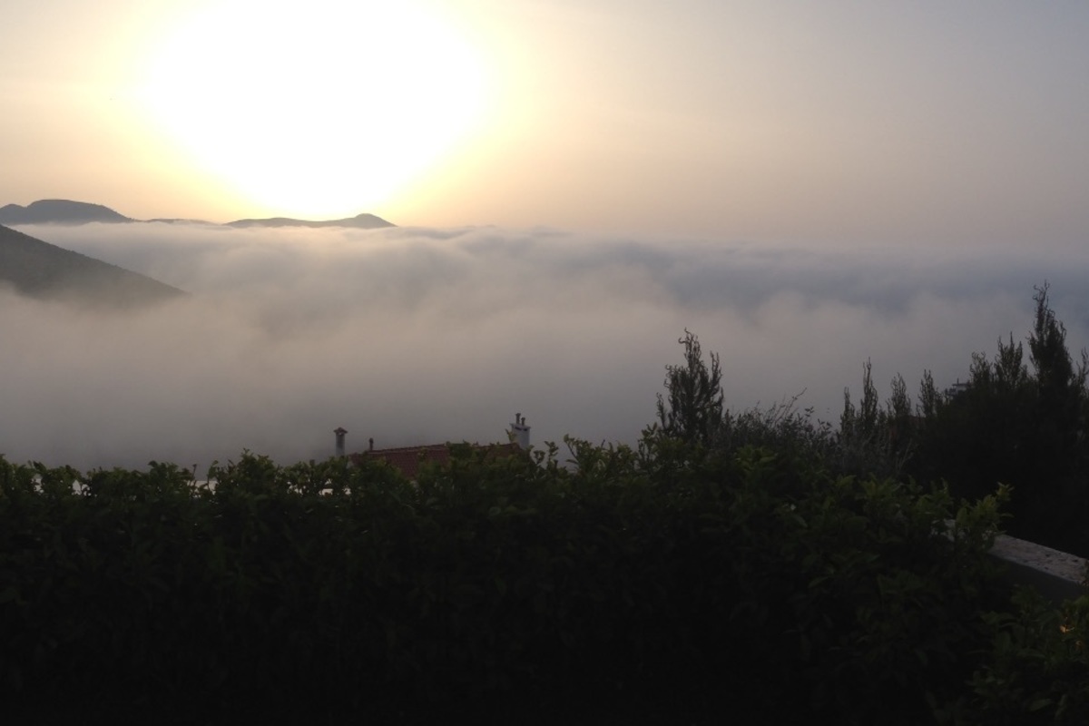 Ομίχλη πάνω από την Αττική: Μια εντυπωσιακή φωτογραφία