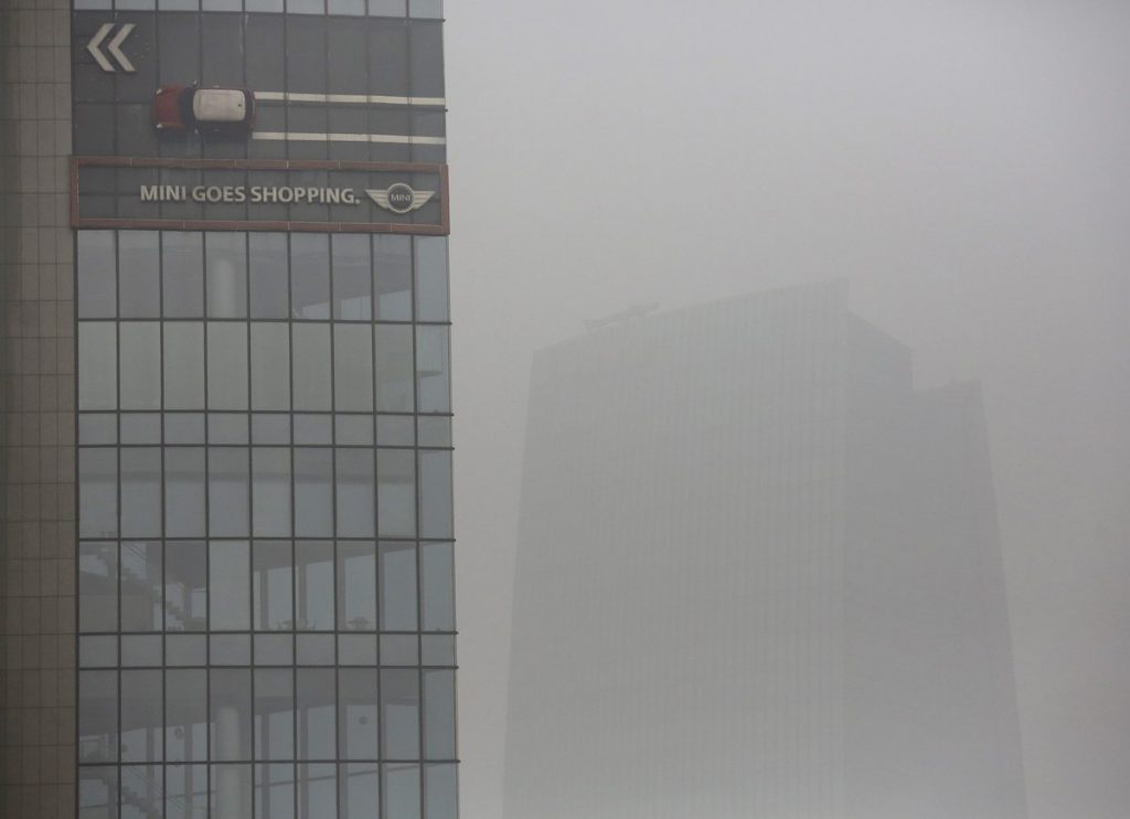 Αιθαλομίχλη “πνίγει” το Πεκίνο – Φωτογραφίες