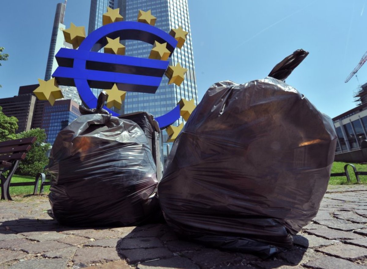Τρομακτικές για το μέλλον του ευρώ οι αναλήψεις των ξένων κεφαλαίων