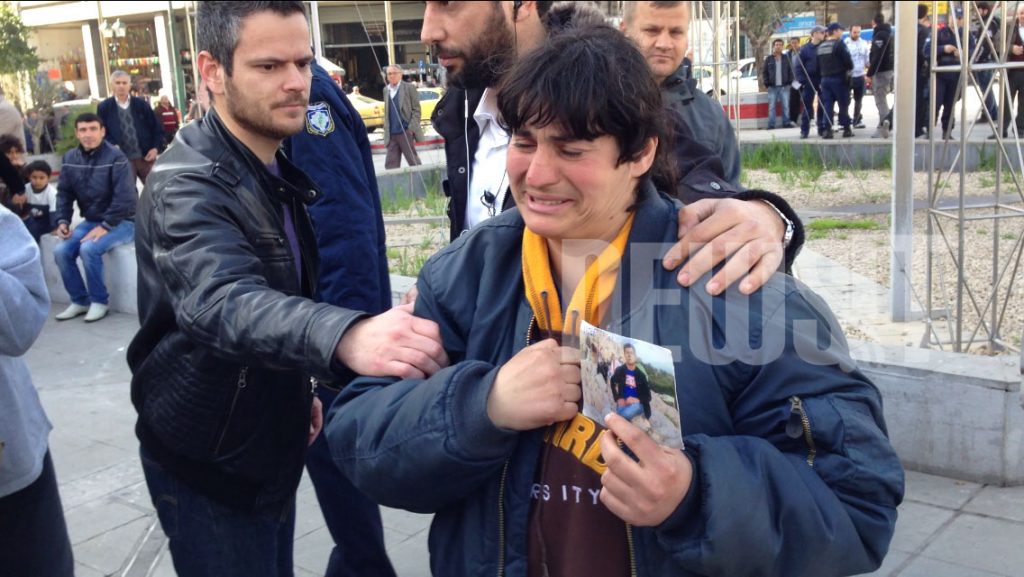 Αίσιο τέλος στο θρίλερ της Ομόνοιας – Κατέβηκε από το γλυπτό η γυναίκα που απειλούσε να αυτοκτονήσει