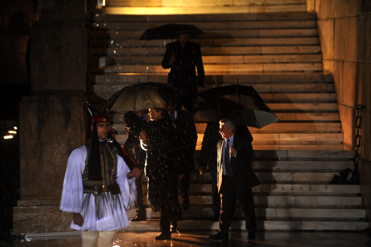 Gentleman o Αλέξης Τσίπρας – Κρατούσε την ομπρέλα για να μην βραχεί η Ζ. Κωνσταντοπούλου