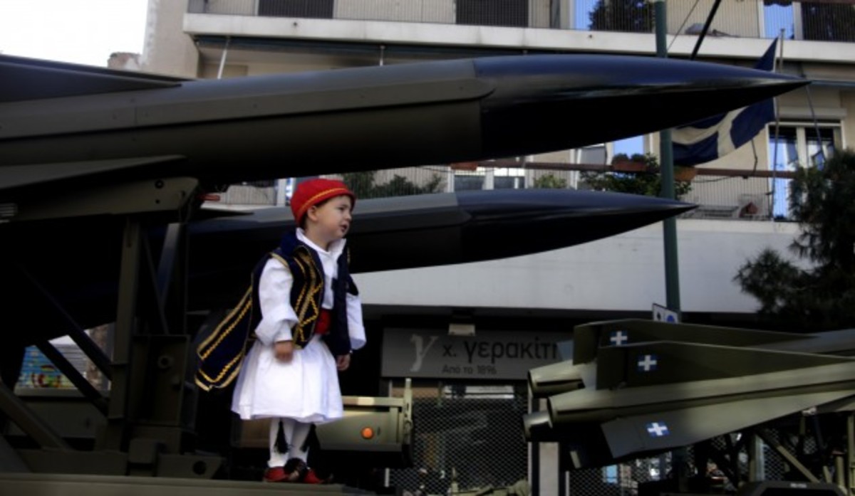 Παρέλαση “κακογουστιάς” σε άδειους από πολίτες δρόμους! Νέες στολές αγημάτων για γέλια