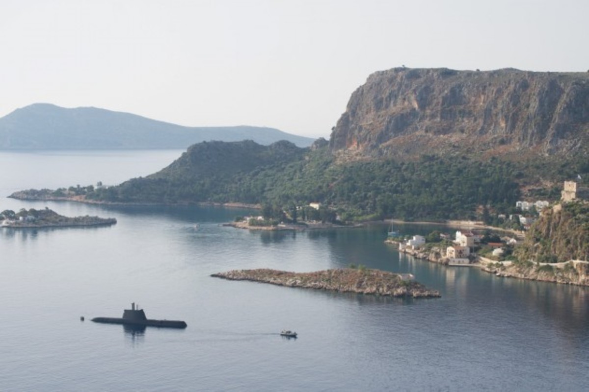 Την ελληνική σημαία υψώνουν τα υποβρύχια ΜΑΤΡΩΖΟΣ και ΚΑΤΣΩΝΗΣ -ΦΩΤΟ
