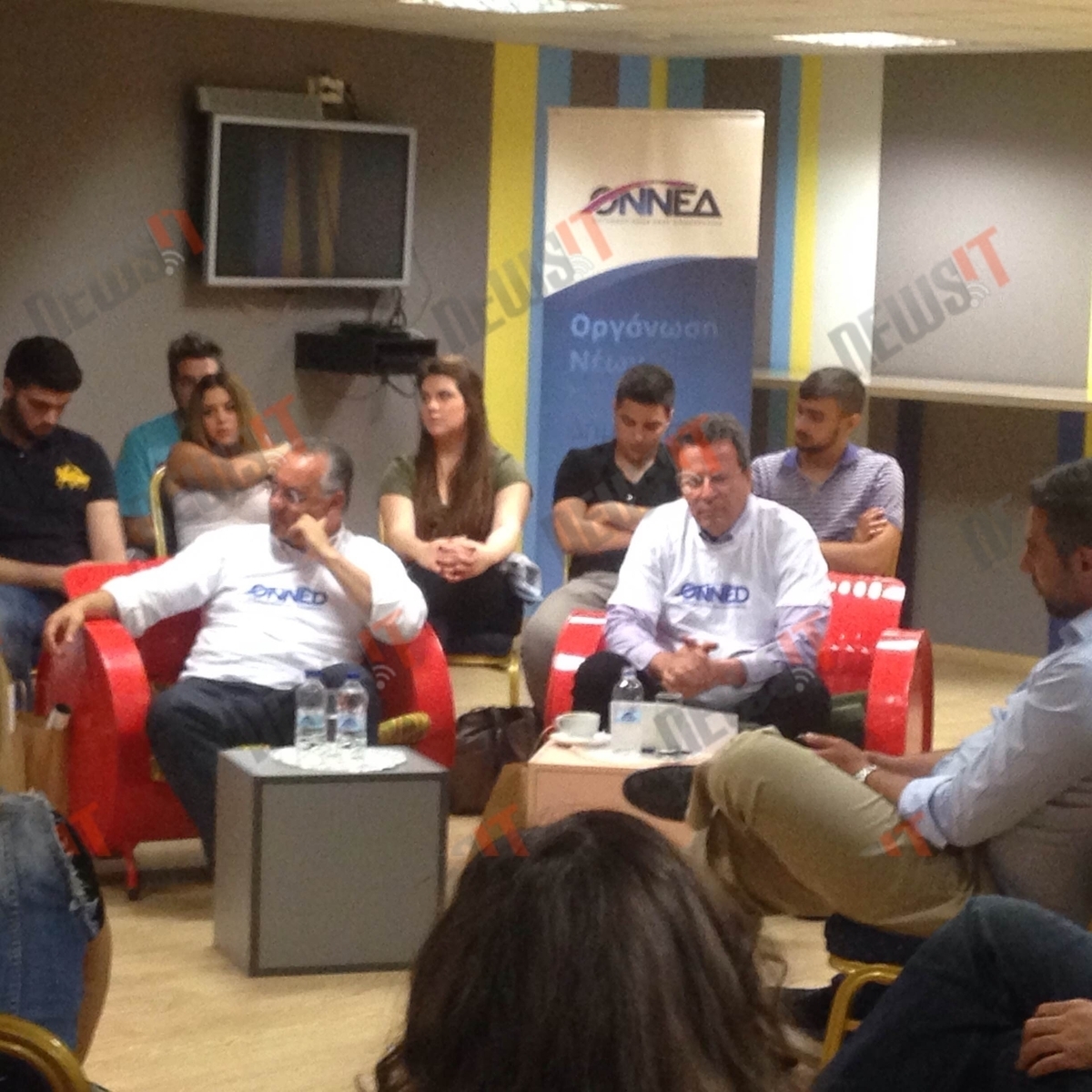 Τα μπλουζάκια του… μπάσκετ, το αριστερό παρελθόν του Κύρτσου και τα άλλα παραλειπόμενα από την εκδήλωση της ΟΝΝΕΔ με τους Ευρωβουλευτές της ΝΔ