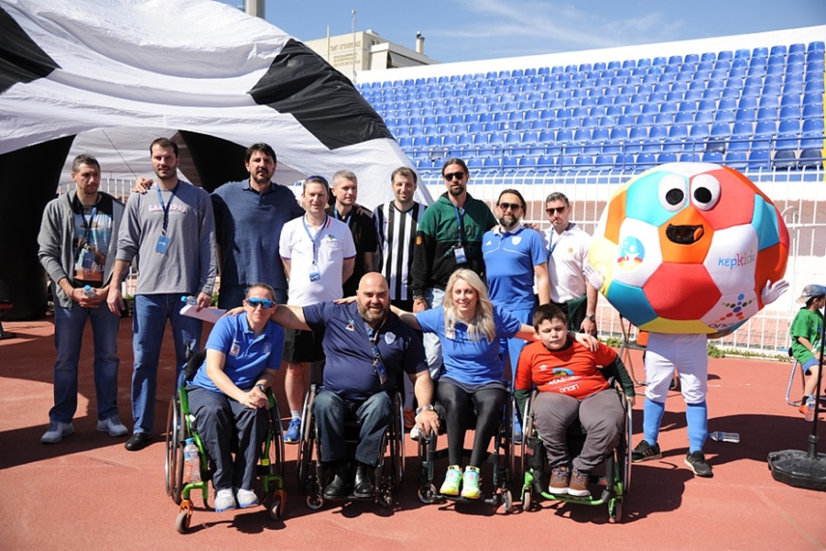 Ο Διευθύνων Σύμβουλος του ΟΠΑΠ Ντάμιαν Κόουπ με τους πρεσβευτές αθλητές και τον «Κερκίδα»