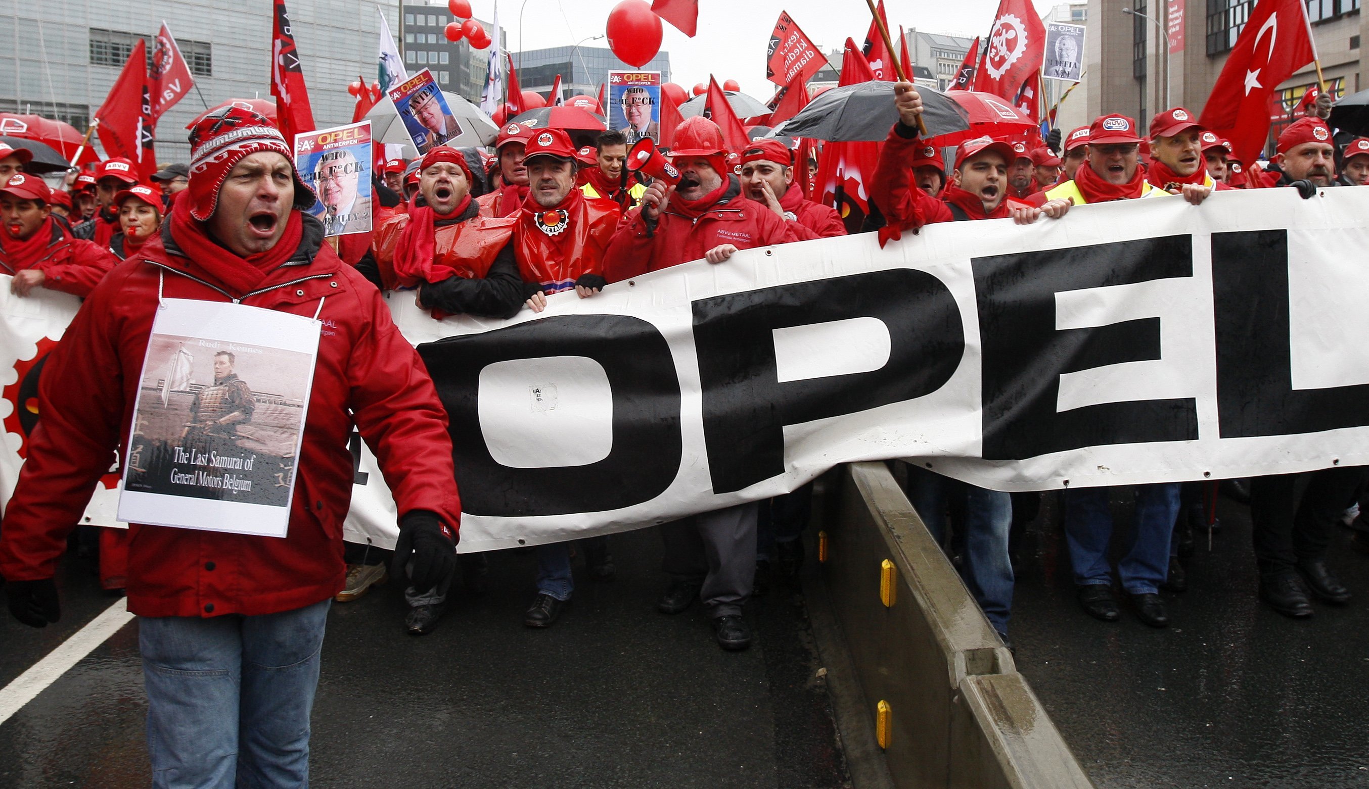 Εργαζόμενοι της Opel σε πορεία διαμαρτυρίας για τις απολύσεις. ΦΩΤΟ REUTERS