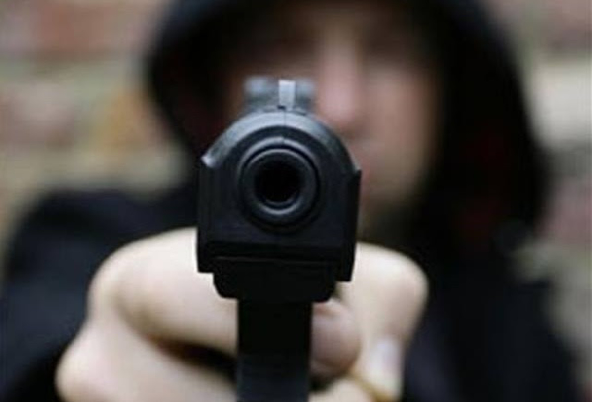 Εύβοια: Μπούκαραν με τα όπλα και τους “έγδυσαν”