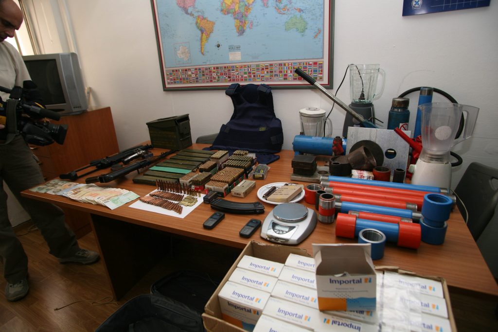 Mέσα στο σπίτι του στη Μάνη είχε τα πάντα – Εκρηκτικά, όπλα, βεγγαλικά και ναρκωτικά