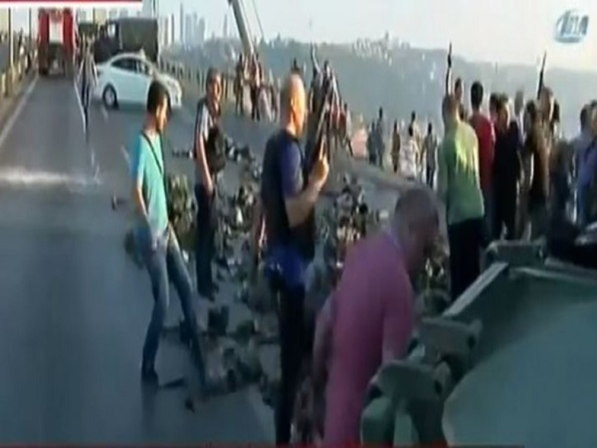 Πραξικόπημα στην Τουρκία: Η συγκλονιστική στιγμή που ο τουρκικός λαός αφοπλίζει τους “κινηματίες” που παραδίνονται (BINTEO)