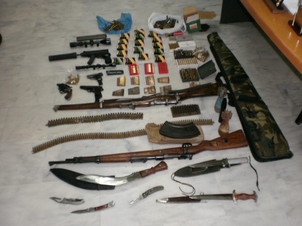 Τα όπλα που βρήκαν οι αστυνομικοί (ΦΩΤΟ EUROKINISSI)